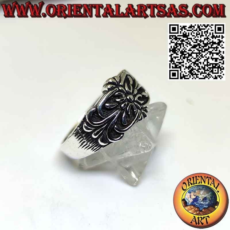 Silver band ring with floral motif and central daisy