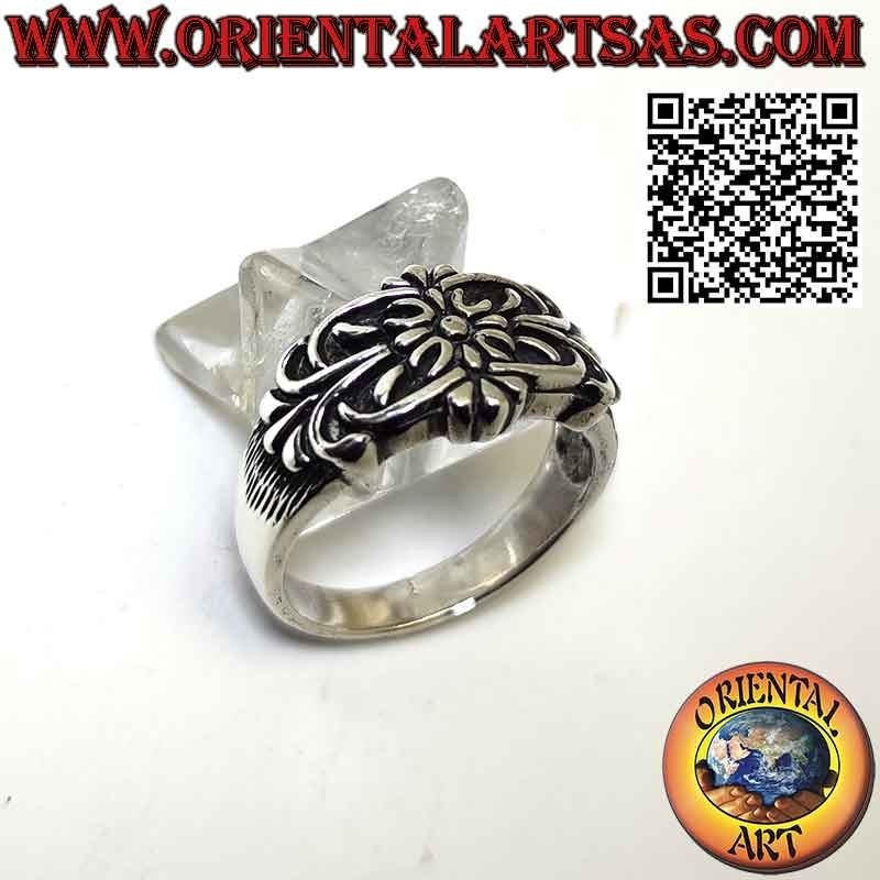 Silver band ring with floral motif and central daisy