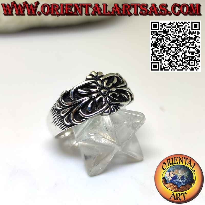 Silberner Bandring mit Blumenmotiv und zentralem Gänseblümchen