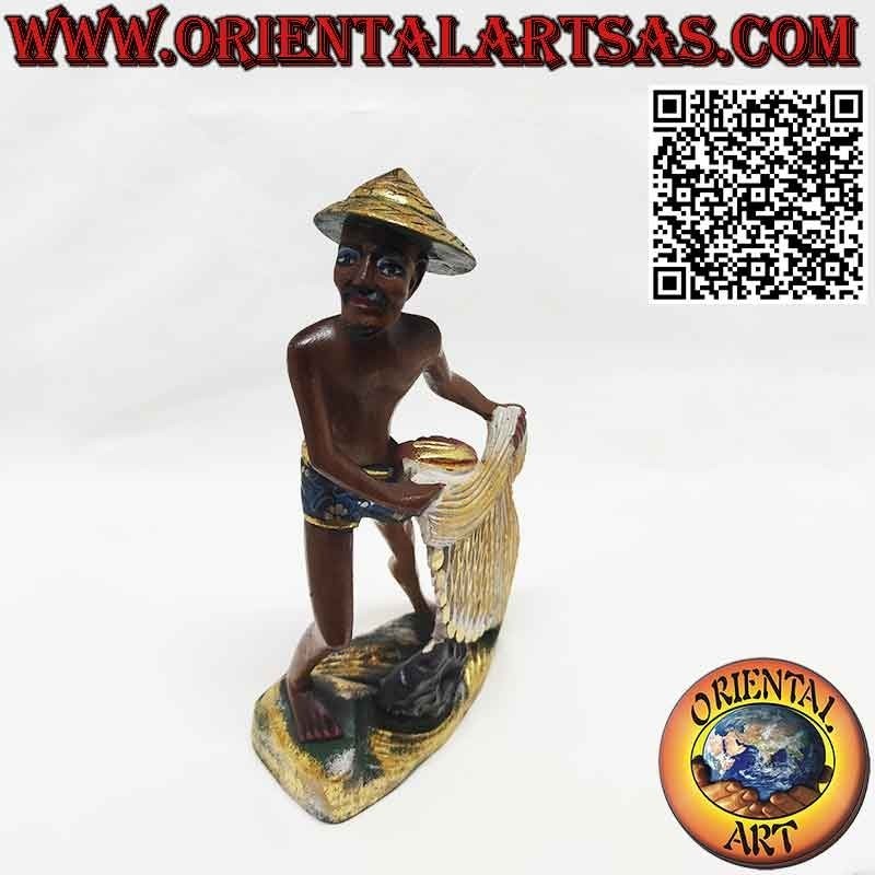 Hermosa y refinada escultura de madera de un pescador con red.