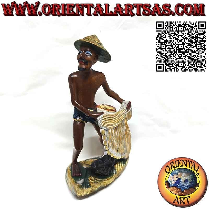 Belle et raffinée sculpture en bois d'un pêcheur au filet