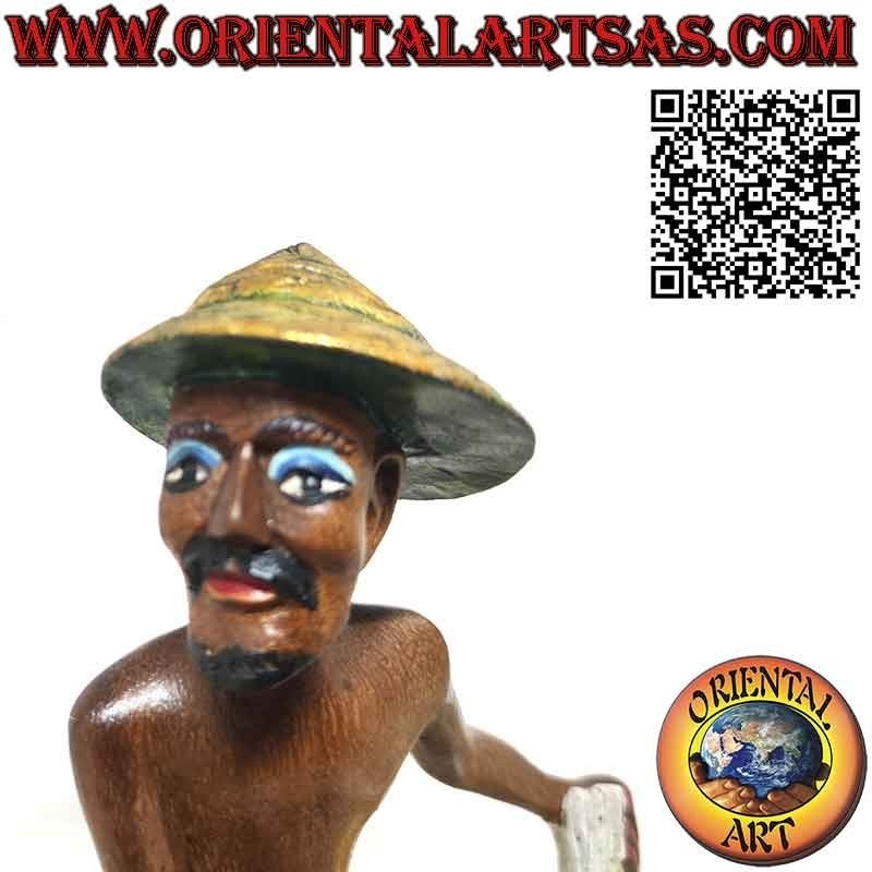 Hermosa y refinada escultura de madera de un pescador con red.