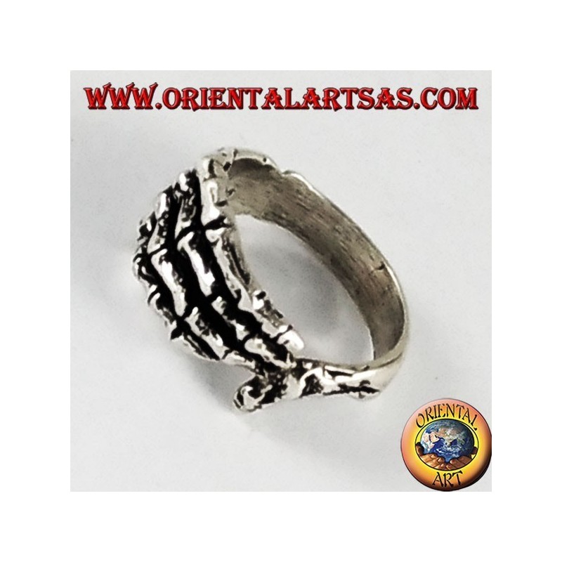 Anillo de plata, mano de esqueleto
