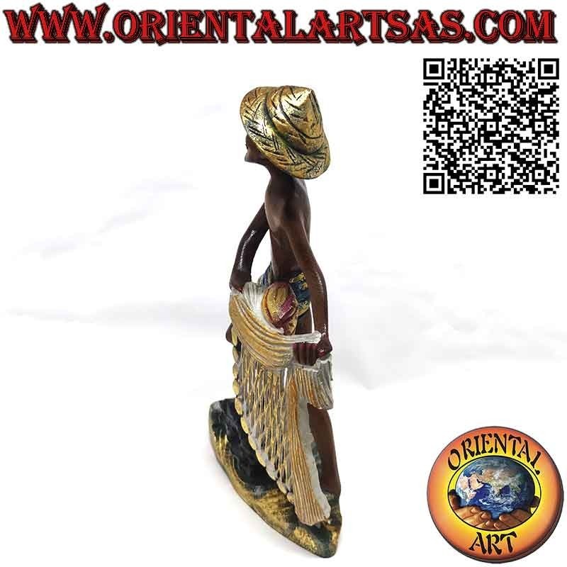 Hermosa y refinada escultura de madera de un pescador con red.