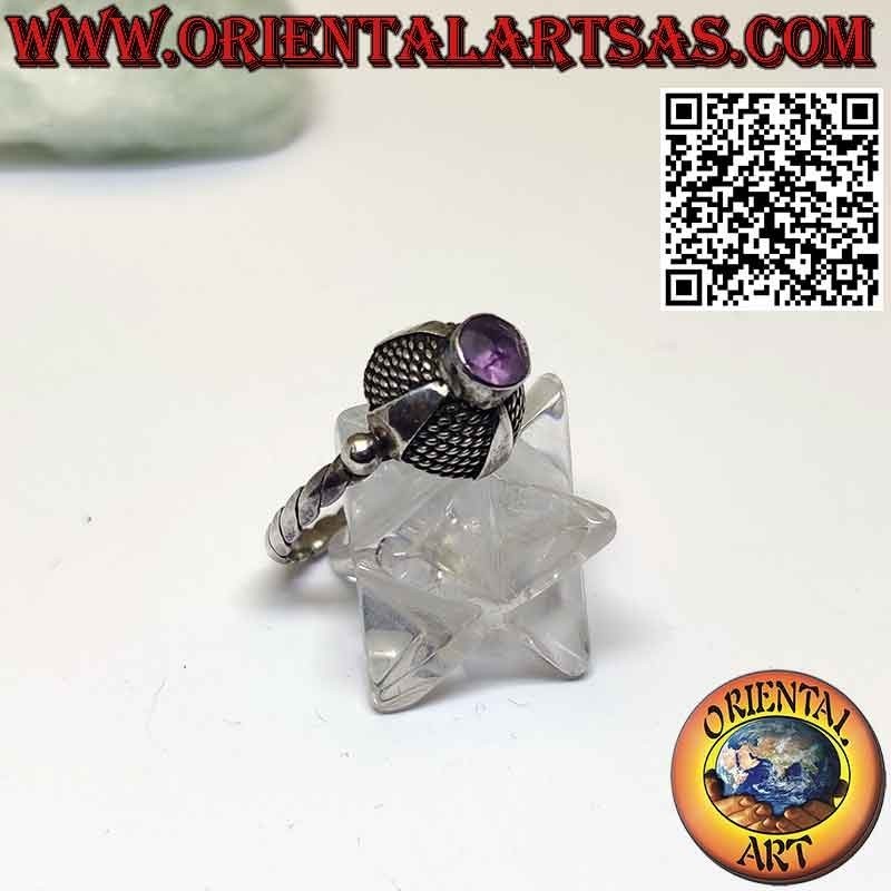 Anillo de plata con amatista redonda natural en una montura abovedada