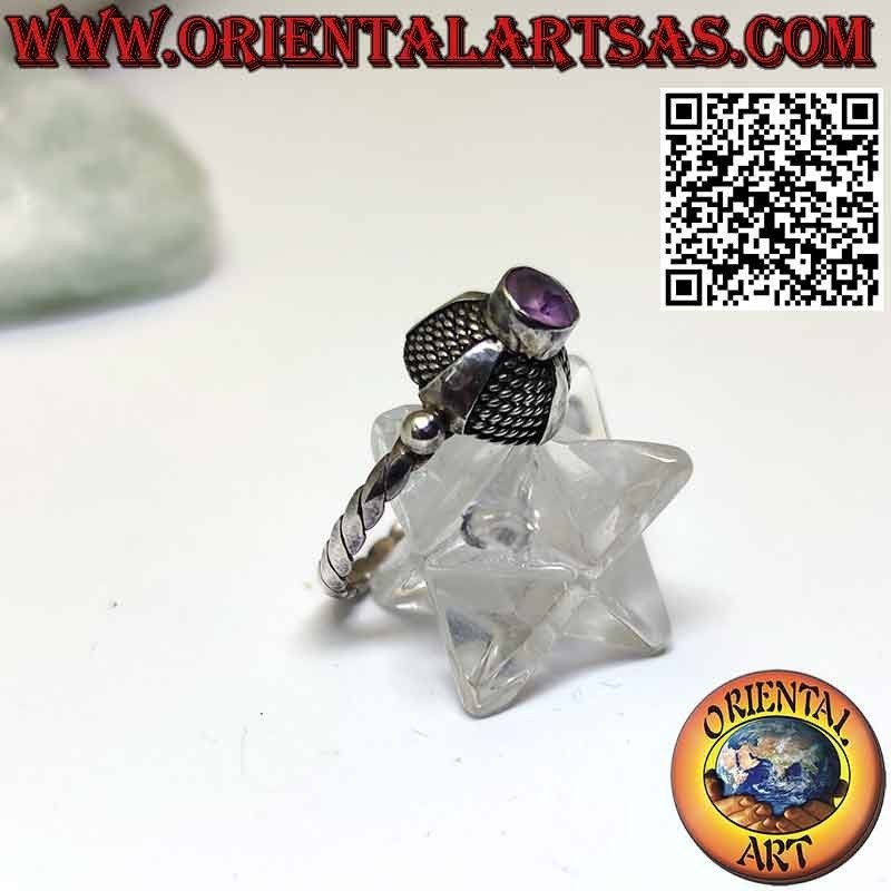 Bague en argent avec améthyste ronde naturelle dans un sertissage bombé