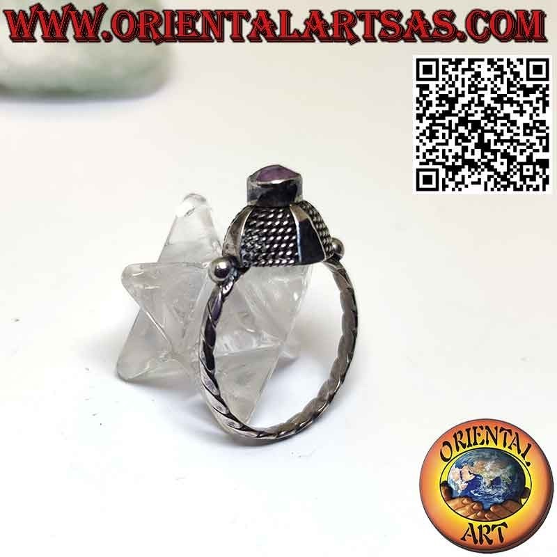 Bague en argent avec améthyste ronde naturelle dans un sertissage bombé