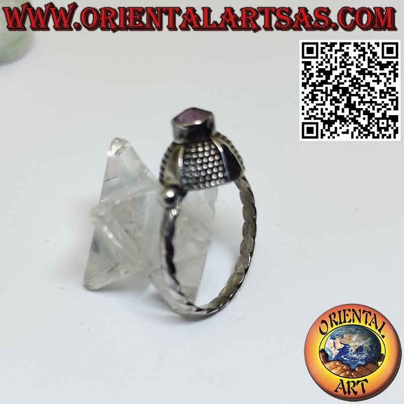 Anello in argento con ametista tonda naturale su montatura a cupola