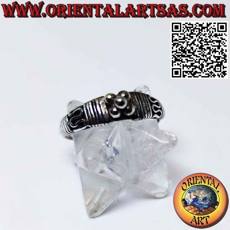 Anello in argento con piramide di sfere e onde sui lati fatto a mano