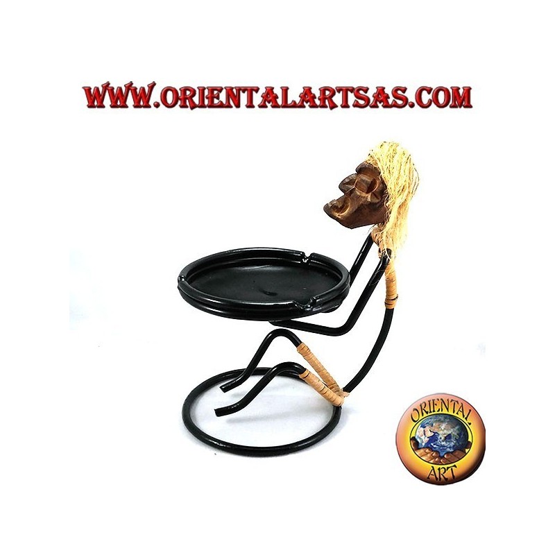 Cenicero en manos de hierro tribales