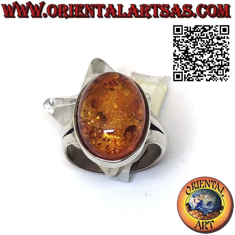 Anillo de plata con un hermoso ámbar ovalado en un engaste sencillo