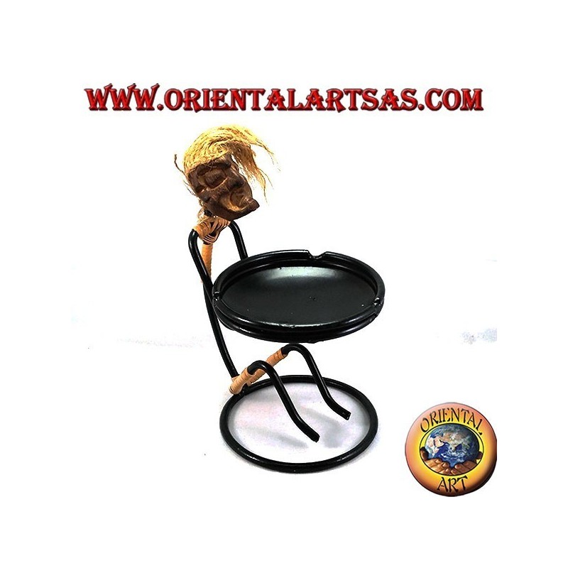 Aschenbecher auf Stammes-Eisen Hände