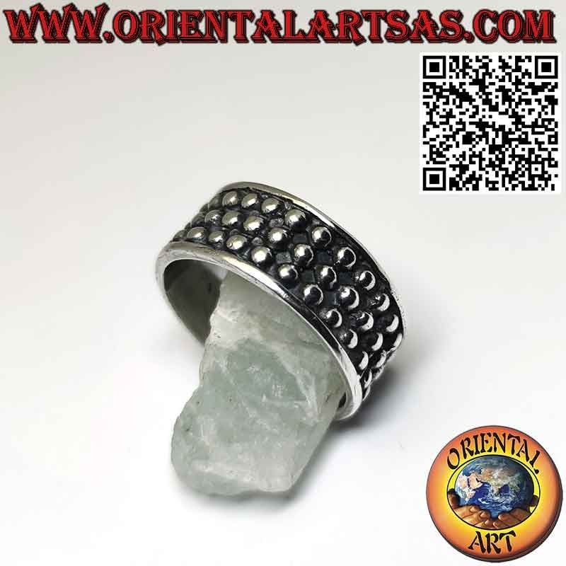 Anillo de plata de banda ancha con tres hileras de tachuelas