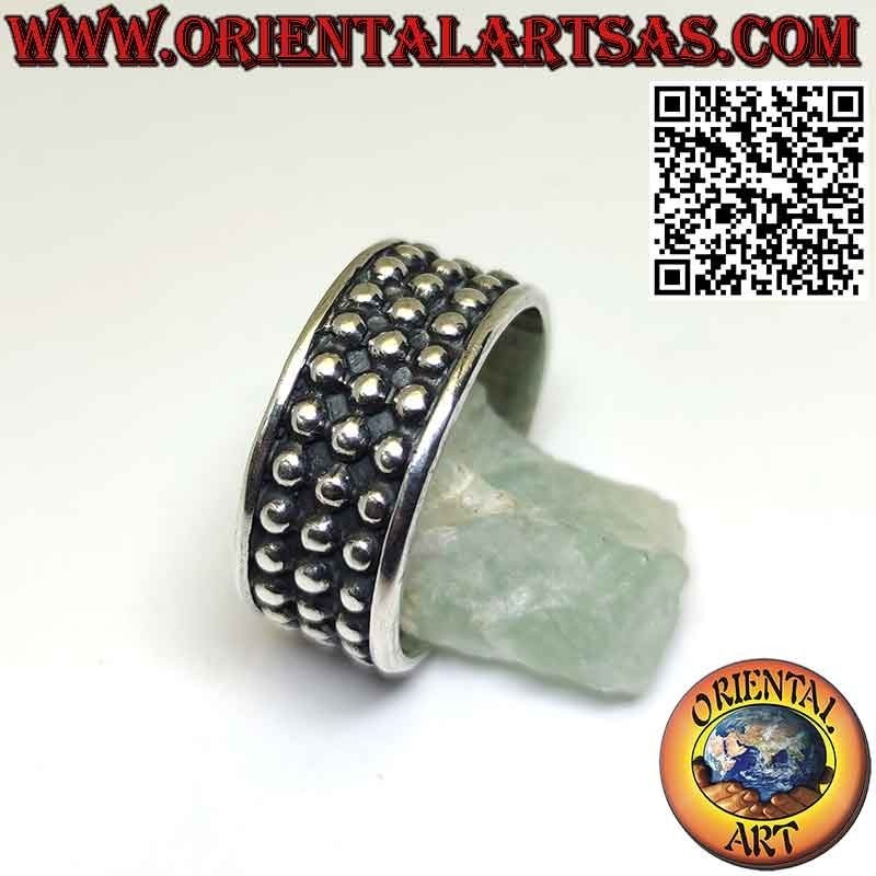 Bague en argent à large bande avec trois rangées de clous à billes