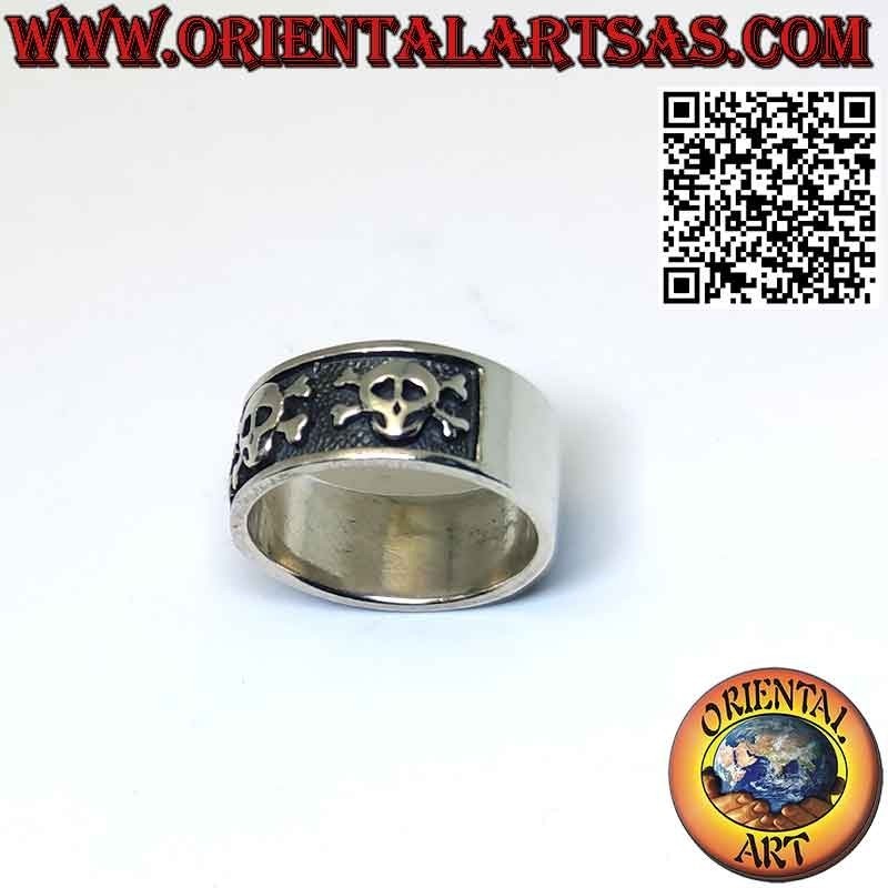 Bague en argent à large bande avec 5 têtes de mort avec des os en haut relief