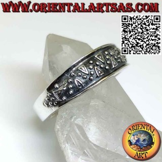Anillo banda de plata con motivo de ondas punteadas en alto relieve