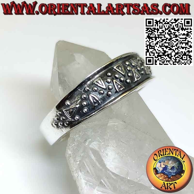 Anillo banda de plata con motivo de ondas punteadas en alto relieve
