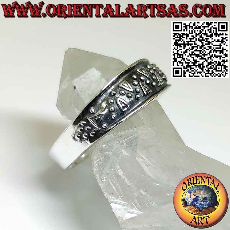 Anillo banda de plata con motivo de ondas punteadas en alto relieve