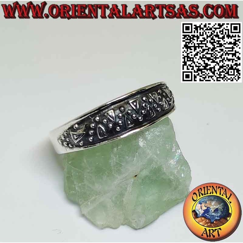 Anello in argento a fascia motivo ad onde puntinate in altorilievo