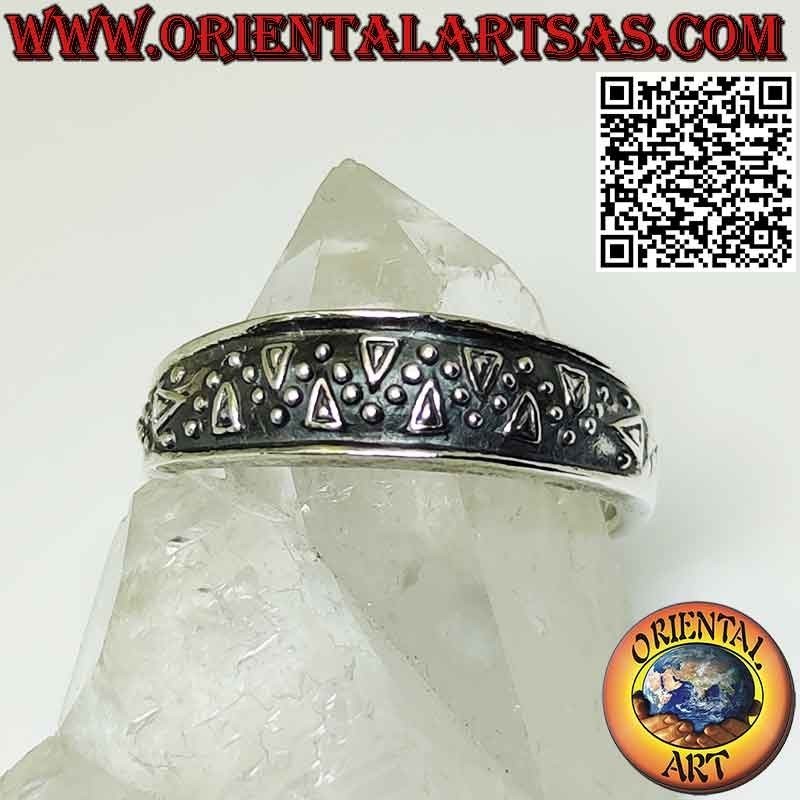 Silver band ring with dotted wave motif in high relief