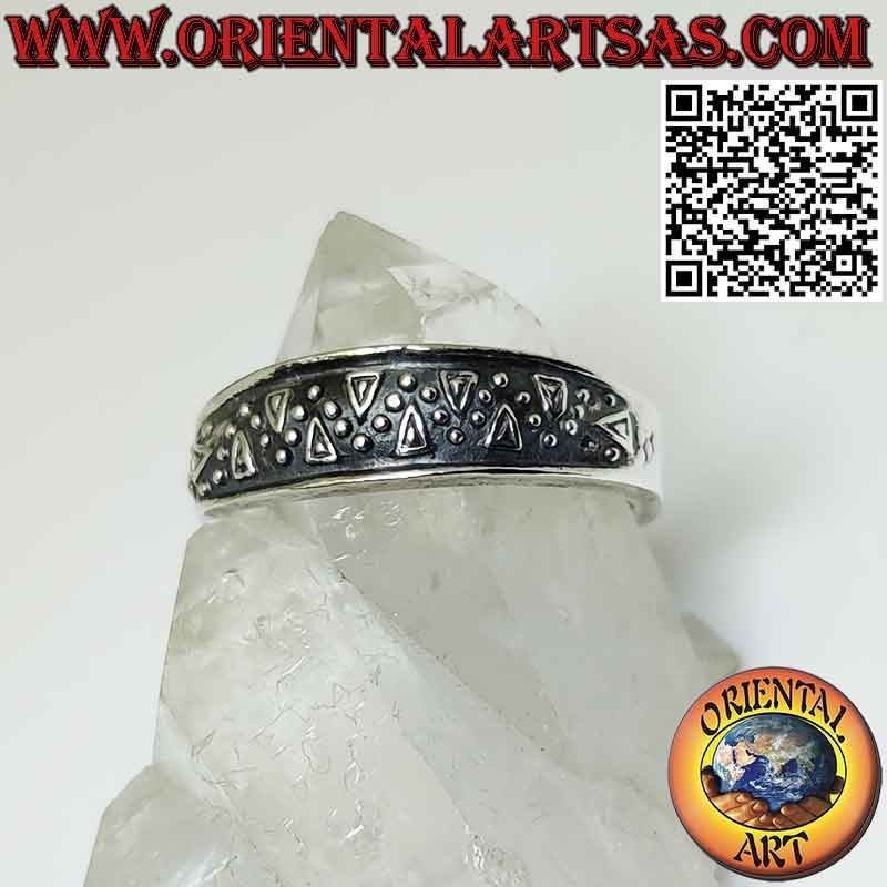 Anello in argento a fascia motivo ad onde puntinate in altorilievo