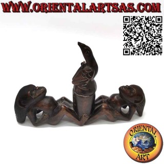 Rara escultura de dos hombres alabando al ave de la fertilidad