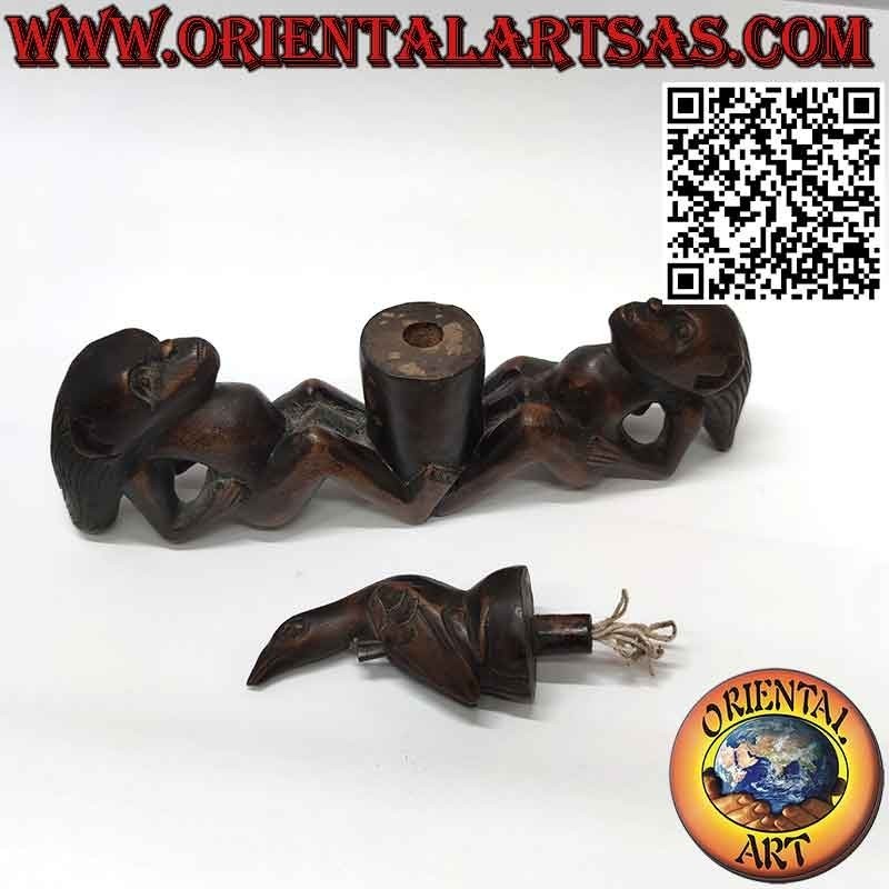 Rara escultura de dos hombres alabando al ave de la fertilidad