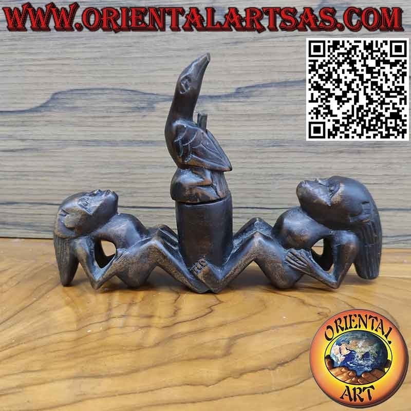 Rara scultura di una coppia che inneggia l'uccello della fertilità