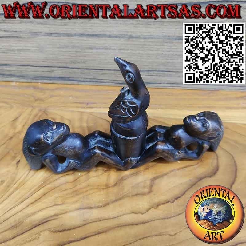 Rara scultura di una coppia che inneggia l'uccello della fertilità