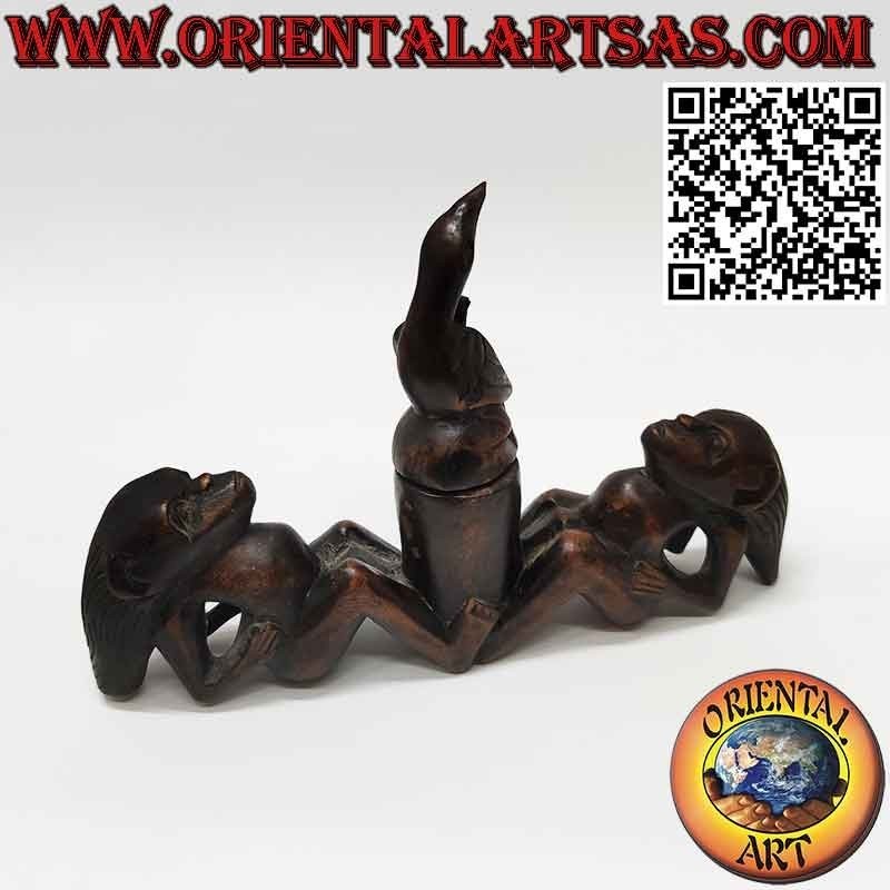 Rara escultura de dos hombres alabando al ave de la fertilidad