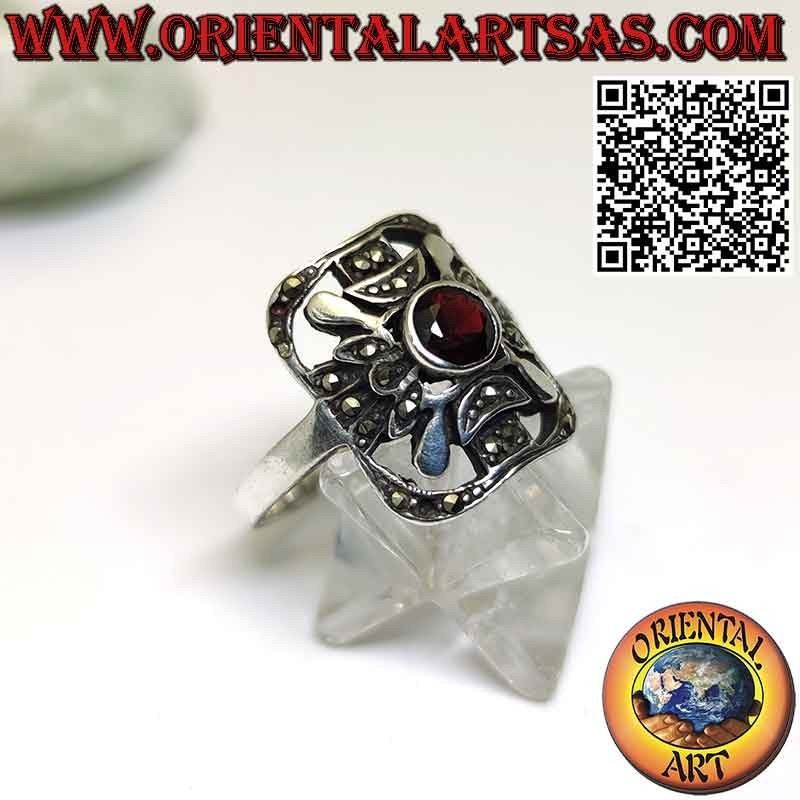 Anello in argento rettangolare un granato centrale tondo con marcasite