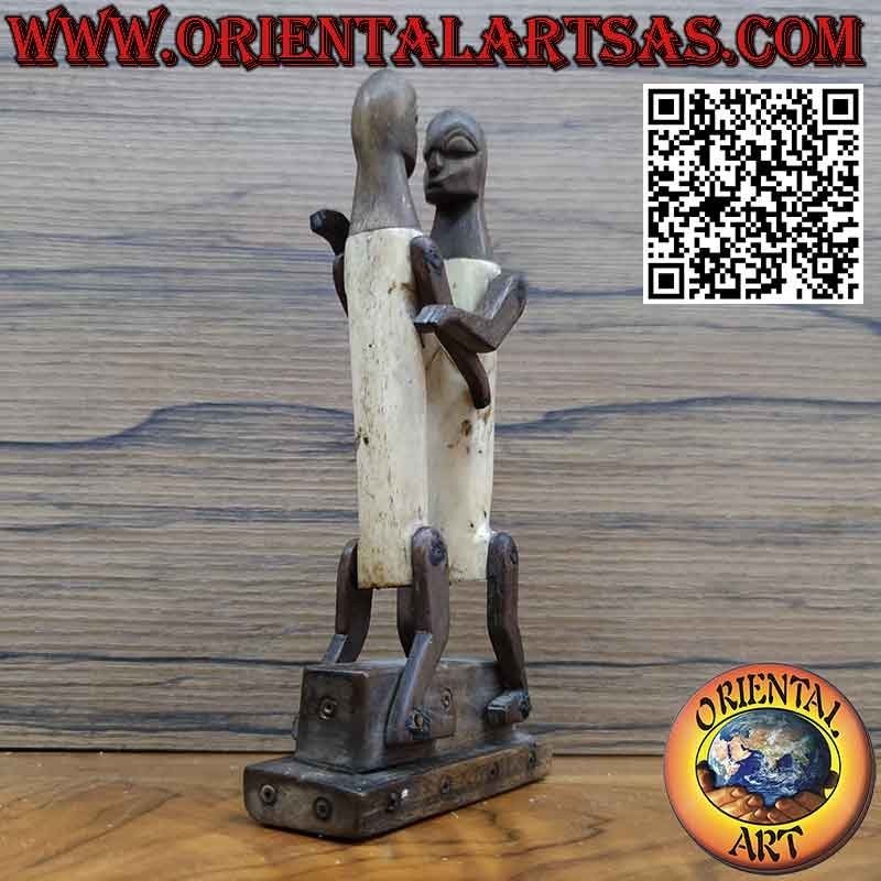 Scultura coppia in amore Dayak Borneo in osso ebano primitiva tribale