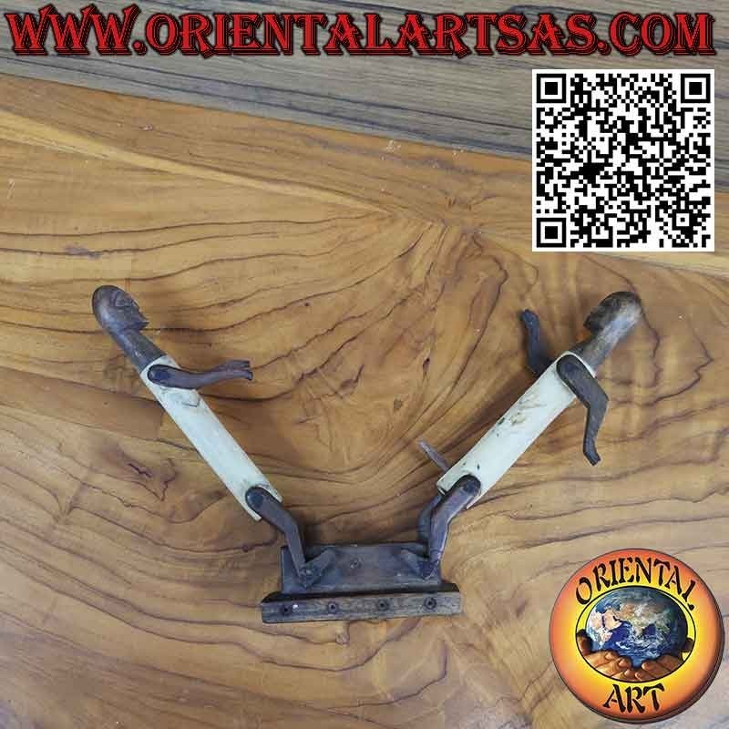 Scultura coppia in amore Dayak Borneo in osso ebano primitiva tribale