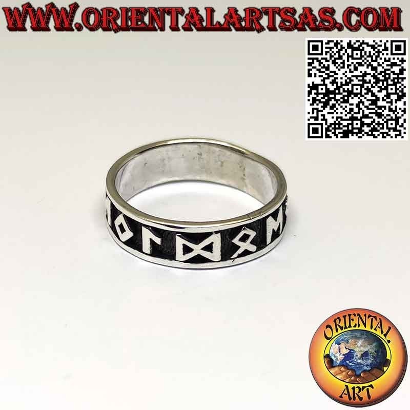 Anillo de banda en plata hipoalergénica con runas celtas en alto relieve.