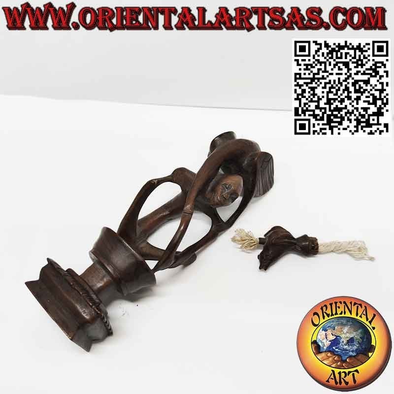 Rara scultura in ebano un uomo un pellicano e un pipistrello illuminato