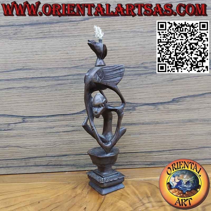 Rara escultura de ébano de un hombre, un pelícano y un murciélago iluminado