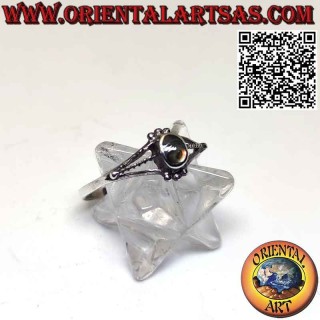 Anillo de plata con pequeña concha paua de abulón ovalada entre tris de esferas