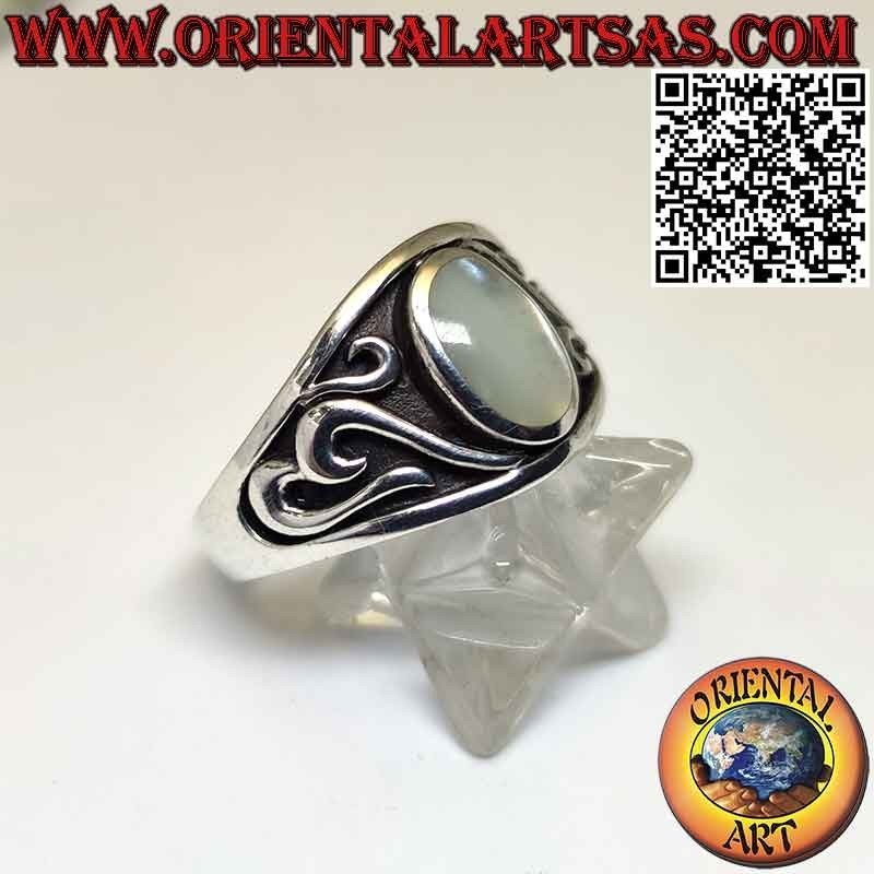 Bague en argent avec nacre ovale et décorations sculptées en haut-relief