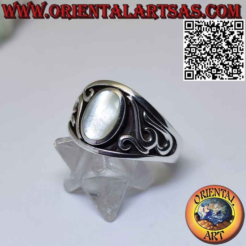Anillo de plata con nácar ovalado y decoraciones talladas en altorrelieve