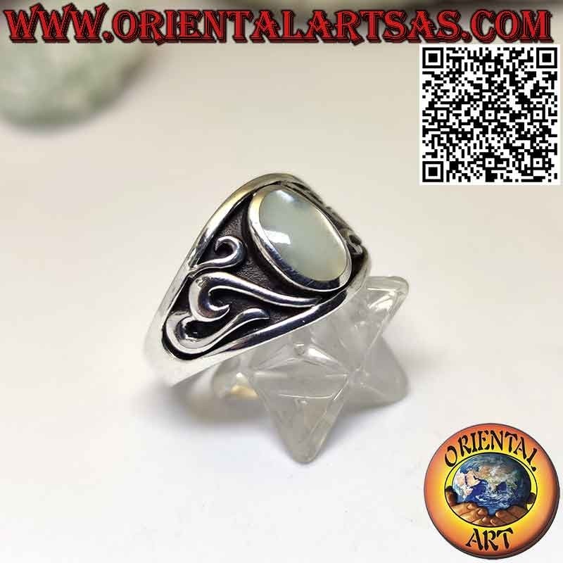 Anillo de plata con nácar ovalado y decoraciones talladas en altorrelieve