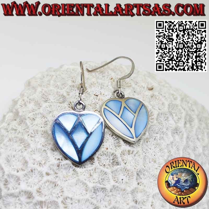 Pendientes plateados en forma de corazón con clavijas de madre azul claro
