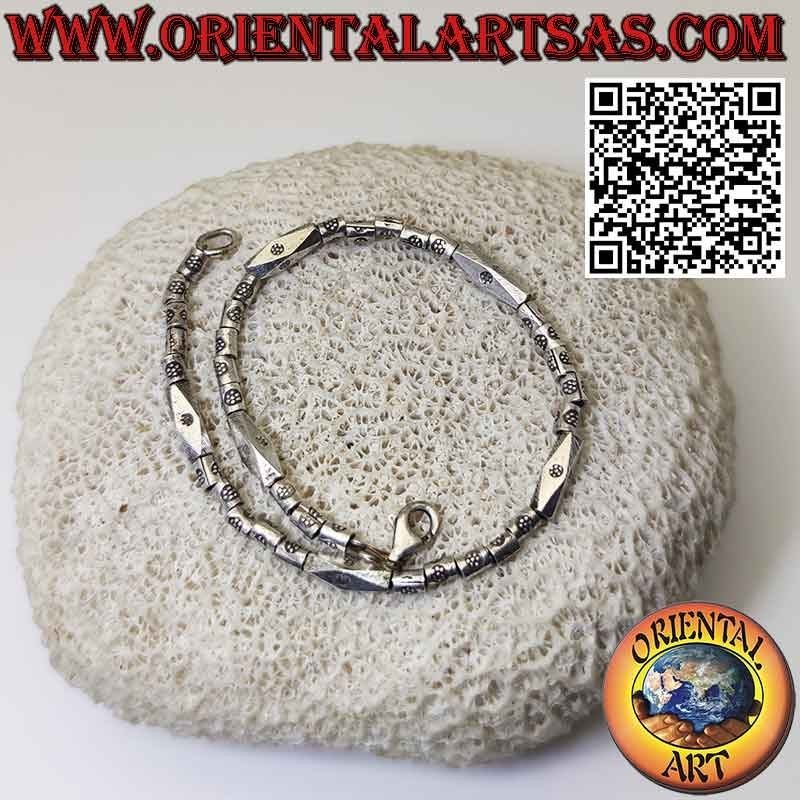 Bracelet en argent avec cylindres filetés et prisme fabriqué par les Karen