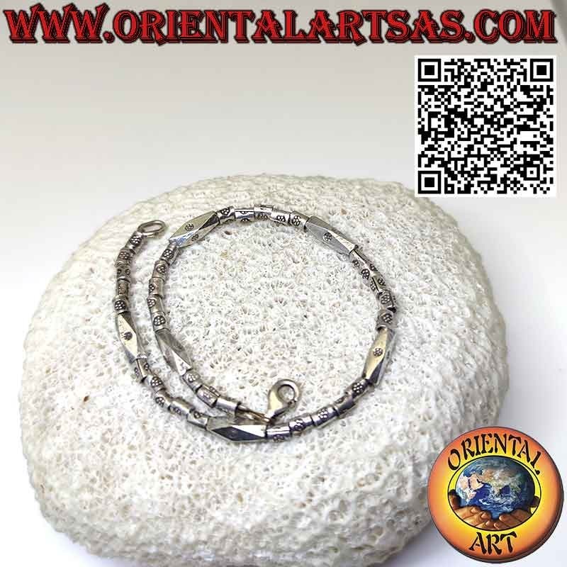 Bracelet en argent avec cylindres filetés et prisme fabriqué par les Karen