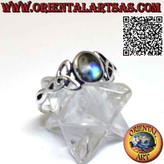 Anello in argento con labradorite ovale incastonata ed Triquetra sui lati