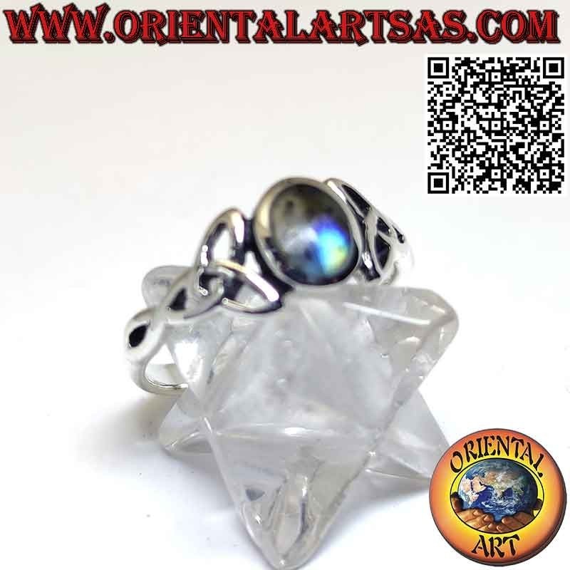 Bague en argent avec labradorite ovale sertie et Triquetra sur les côtés