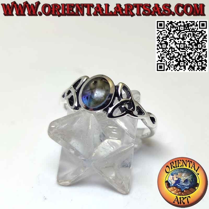 Anillo de plata con labradorita ovalada engastada y Triquetra a los lados