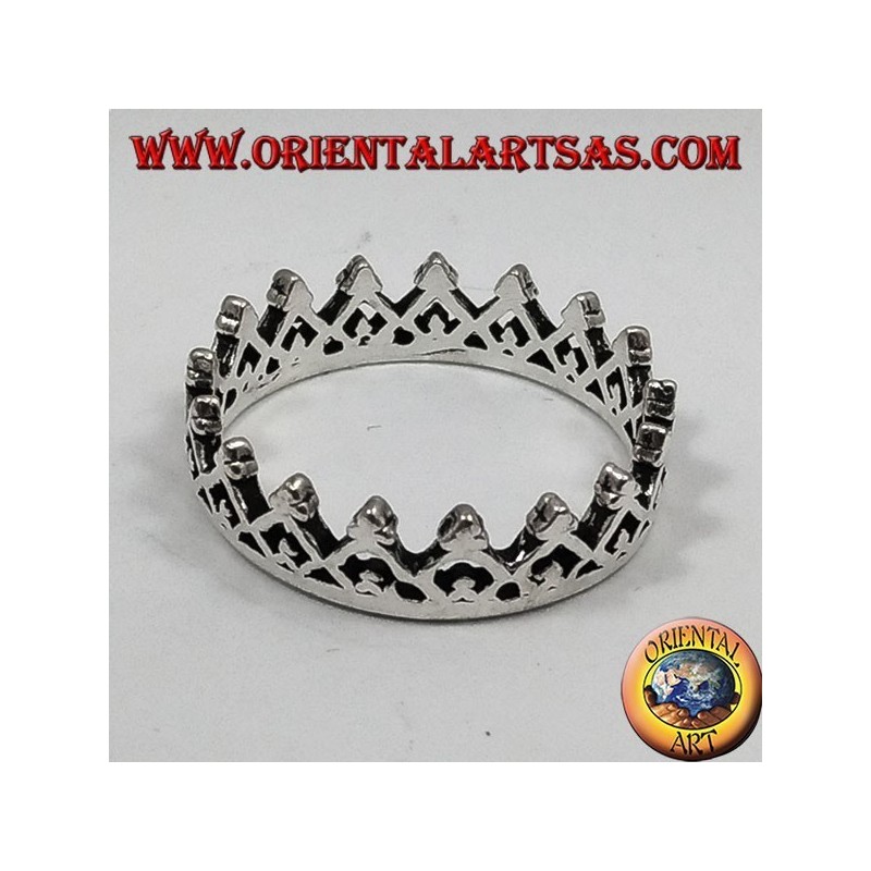 Anillo de plata, una pequeña corona