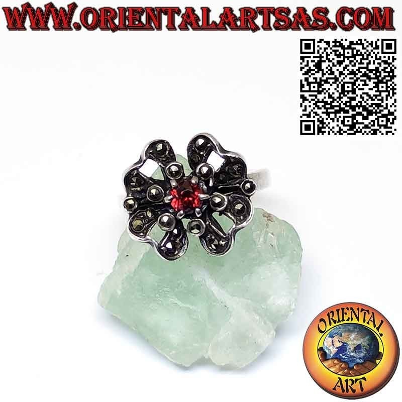 Anillo flor de plata con granate redondo central y marcasitas