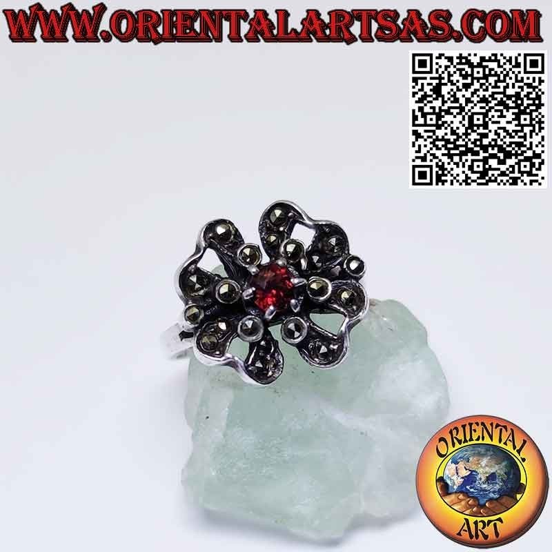 Bague fleur en argent avec un grenat rond central et des marcassites