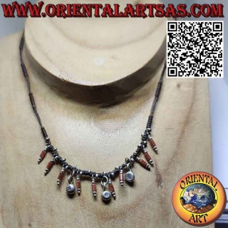 Collana karen in filo cerato con monili in argento e pietra del sole